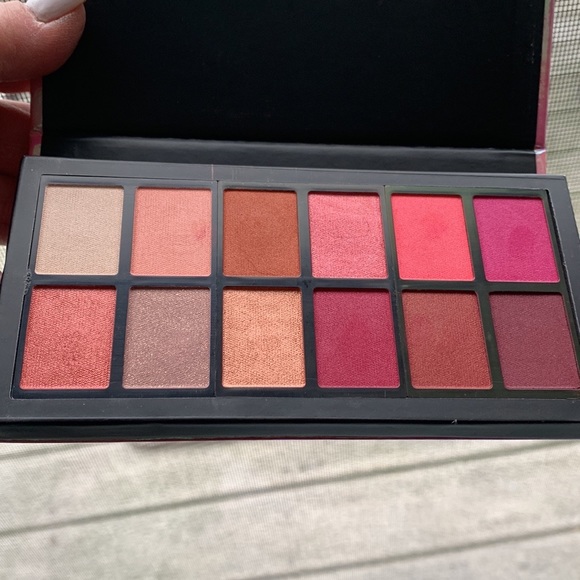 I Love Revolution Angel Heart Eye Shadow Pallet - Picture 4 of 6